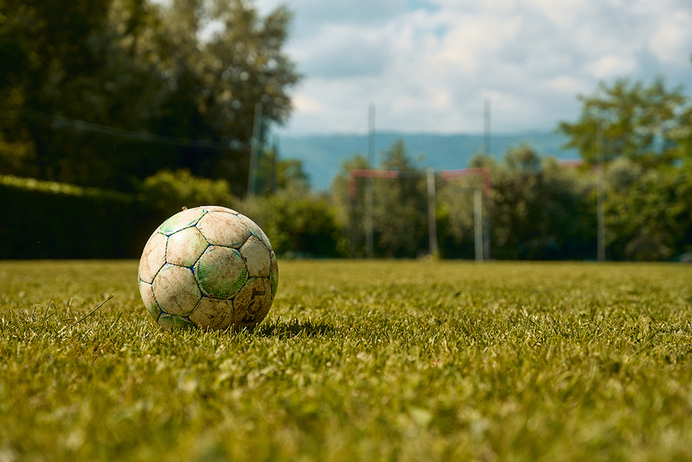 pallone e campo da calcio