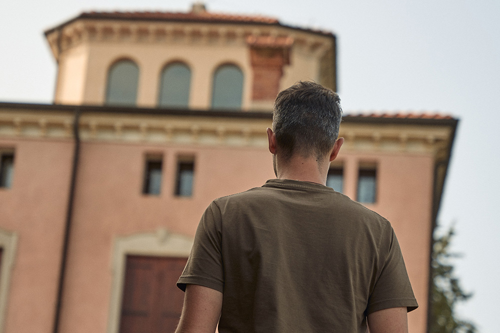 ragazzo di spalle a ca delle ore