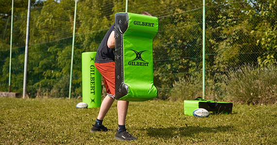 ragazzo durante allenamento di rugby