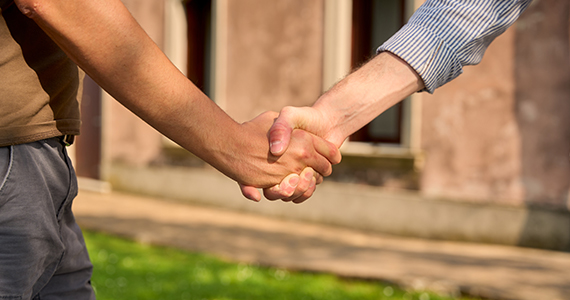 stretta di mano tra direttore e utente ca delle ore