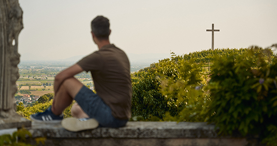 ragazzo seduto a ca delle ore con vista panoramica