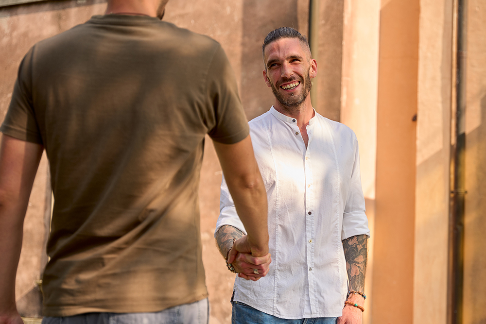 stretta di mano tra direttore e utente ca delle ore