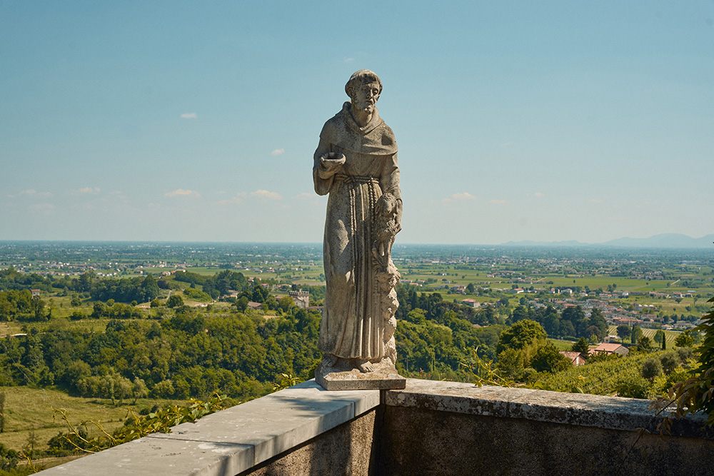 vista panoramica di Breganze e dintorni da ca delle ore con statua san francesco