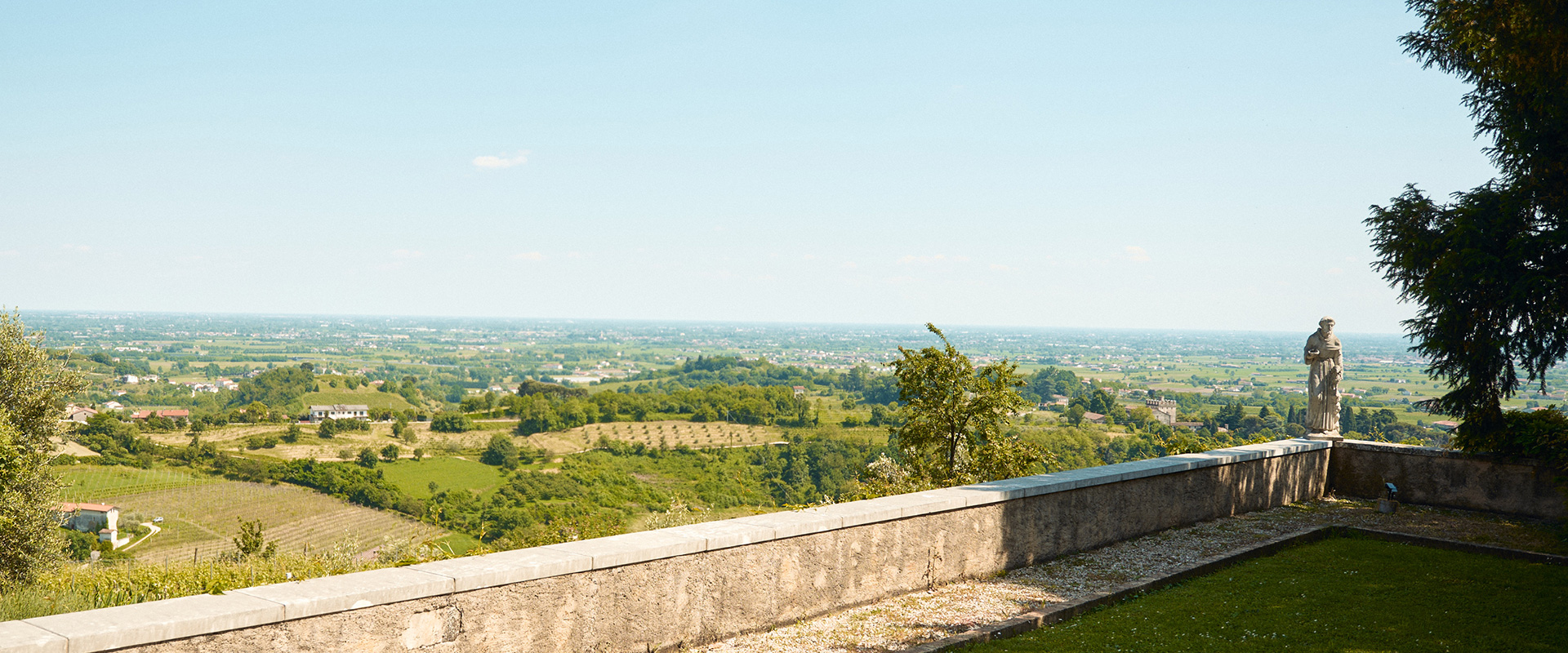 vista panoramica di Breganze e dintorni da ca delle ore con statua san francesco